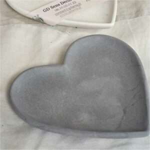 Plat en jesmonite en forme de coeur