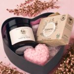 boxe essentiel de maman avec une bougie de 90gr, un savon au chaudron et un absorbeur d'odeur coeur.