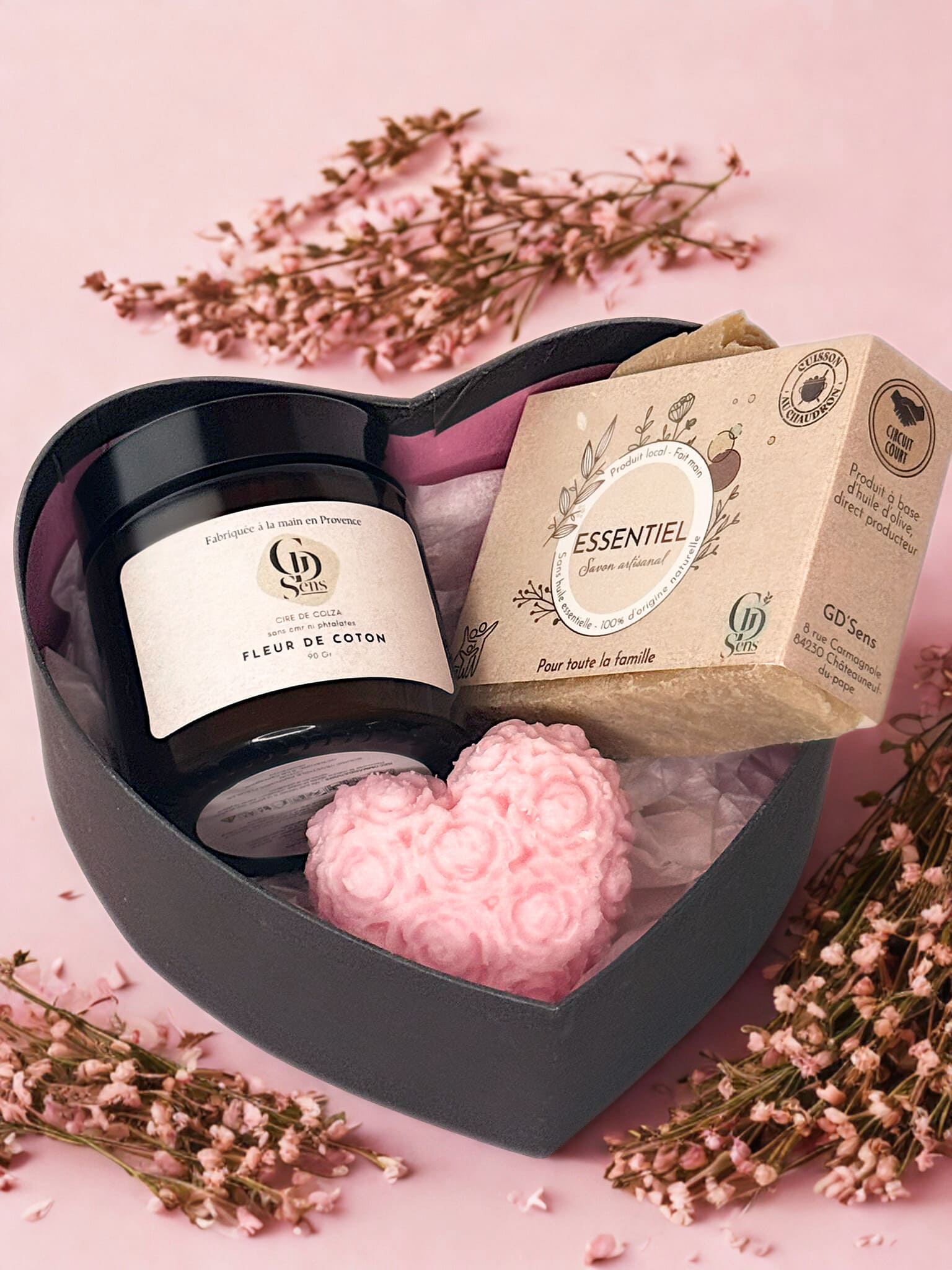 boxe essentiel de maman avec une bougie de 90gr, un savon au chaudron et un absorbeur d'odeur coeur.